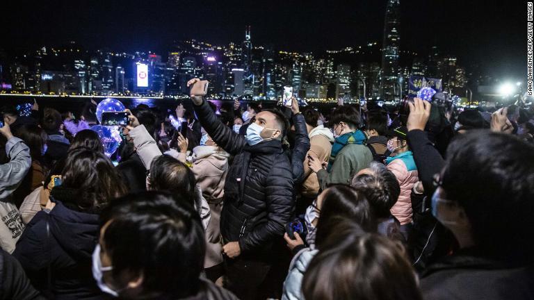 香港・ビクトリア湾で新年を祝う人々/Isaac Lawrence/AFP/Getty Images