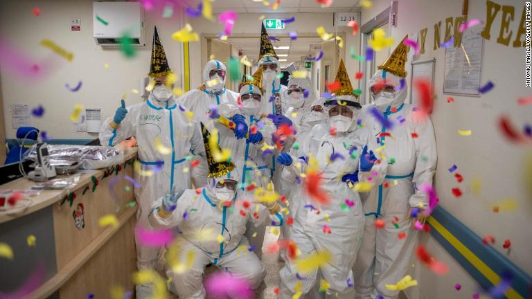 イタリア・ローマのサン・フィリッポ・ネリ病院の集中治療室（ＩＣＵ）で新年を祝う医療関係者/Antonio Masiello/Getty Images