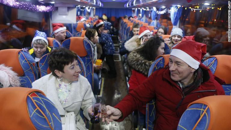 ロシア首都モスクワでは市内を回るパーティーバスで乗客が新年を祝う/Alexander Zemlianichenko Jr./AP