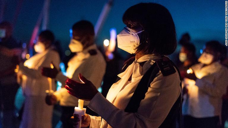 南アフリカ・ヨハネスブルグのネルソン・マンデラ橋に集まる人々。新型コロナウイルス感染症（ＣＯＶＩＤ―１９）の犠牲者に追悼をした＝３１日/Joao Silva/The New York Times/Redux