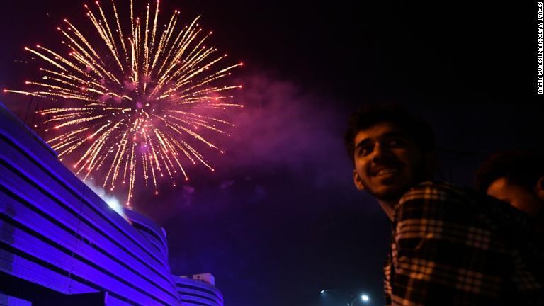 パキスタン・ラーワルピンディーで花火を見つめる人々/Aamir Qureshi/AFP/Getty Images