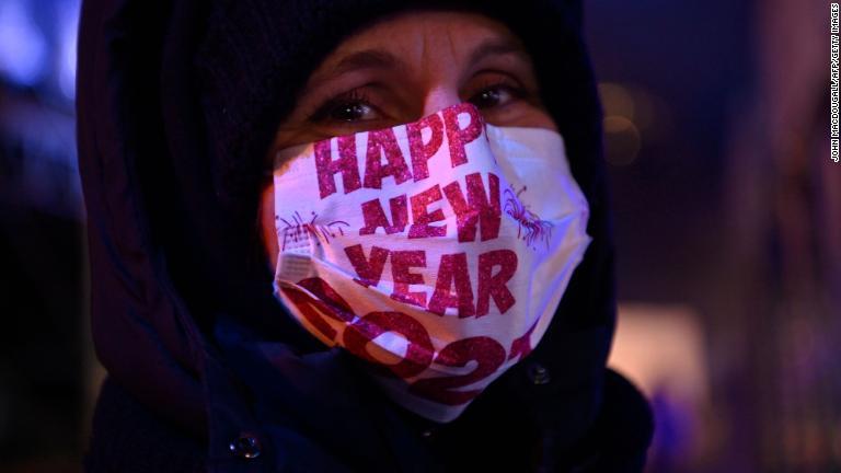ドイツ首都ベルリンのコンサート会場の警備員は「ハッピー・ニュー・イヤー２０２１」の文字が書かれたマスクを着用/John MacDougall/AFP/Getty Images