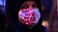 ドイツ首都ベルリンのコンサート会場の警備員は「ハッピー・ニュー・イヤー２０２１」の文字が書かれたマスクを着用