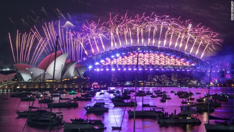 オーストラリア・シドニーのオペラハウスとハーバーブリッジ上空に打ち上げられた花火/Mark Baker/AP