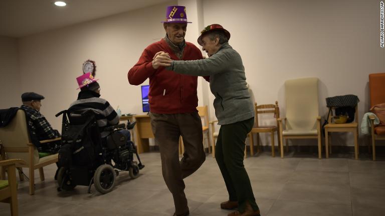スペイン・エステーリャの老人ホームで祝いのダンスをする入居者/Alvaro Barrientos/AP