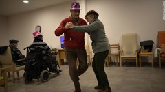 スペイン・エステーリャの老人ホームで祝いのダンスをする入居者