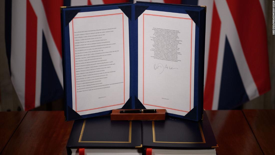 EUとの貿易協定にジョンソン首相が署名した文書が英首相官邸で公開された=30日/Leon Neal/Pool/AFP/Getty Images