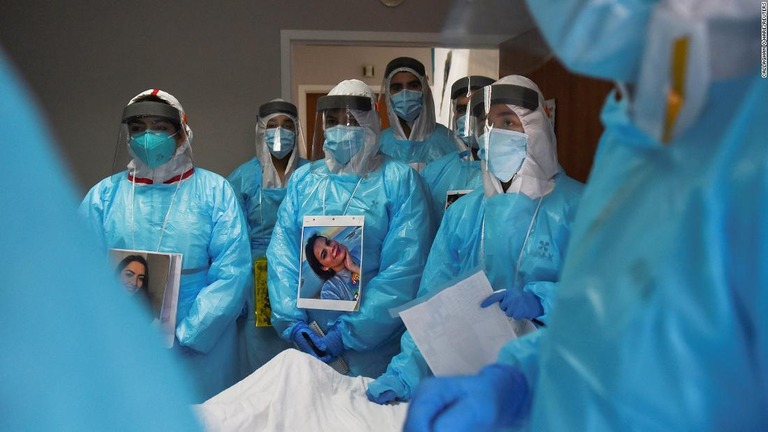 テキサス州ヒューストンの病院で新型コロナウイルス感染症の患者の対応に当たる医療関係者/Callaghan O'Hare/REUTERS