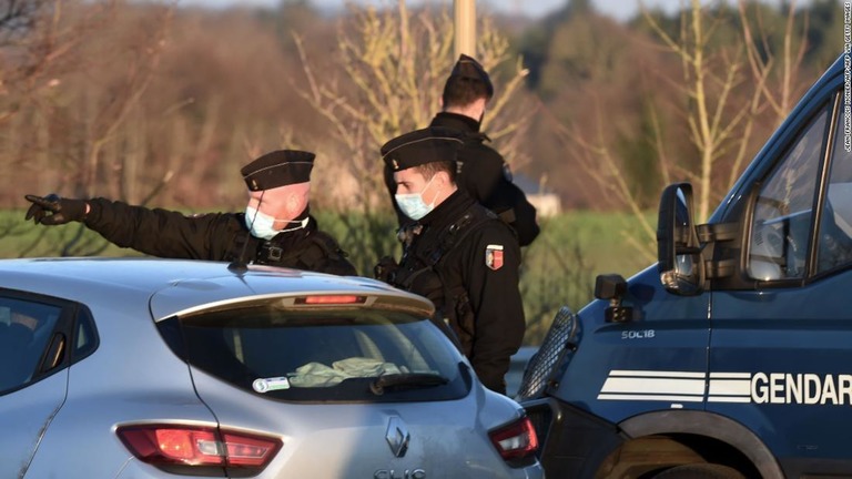 リュロンのパーティー会場への道を封鎖しようとするフランス警察＝１日/JEAN-FRANCOIS MONIER/AFP/AFP via Getty Images