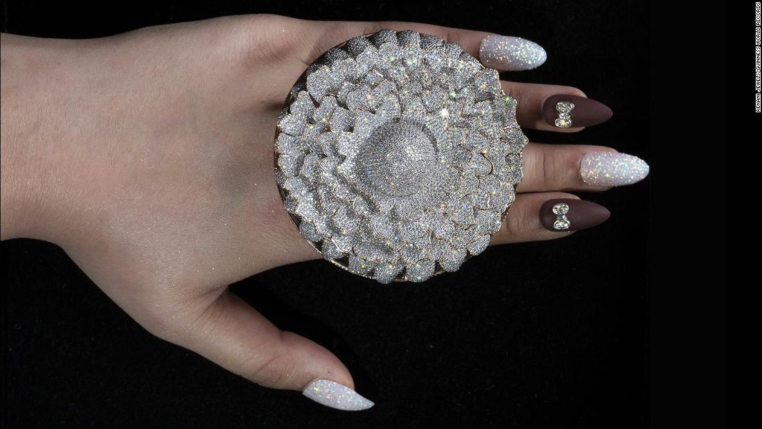 １つの指輪に１万２６３８個のダイヤモンド ギネス世界記録 - CNN.co.jp