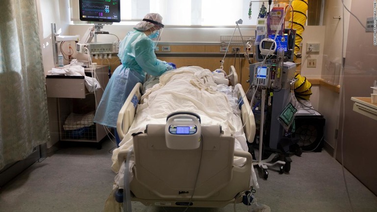 カリフォルニア州の病院で看護師がコロナ患者の手当てを行う様子/Francine Orr/Los Angeles Times