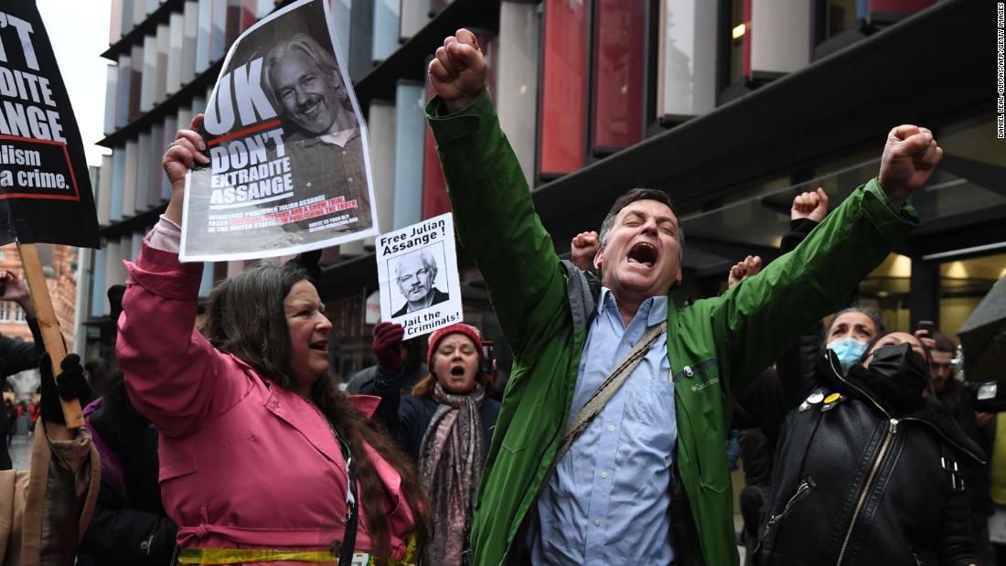 裁判所の判断を受け沸き返る支援者=4日/DANIEL LEAL-OLIVAS/AFP/Getty Images