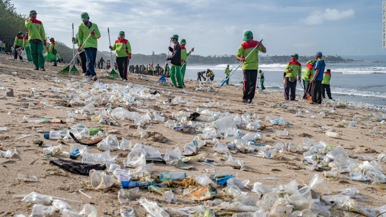 クタビーチに漂着した大量のごみ/Made Nagi/EPA-EFE/Shutterstock