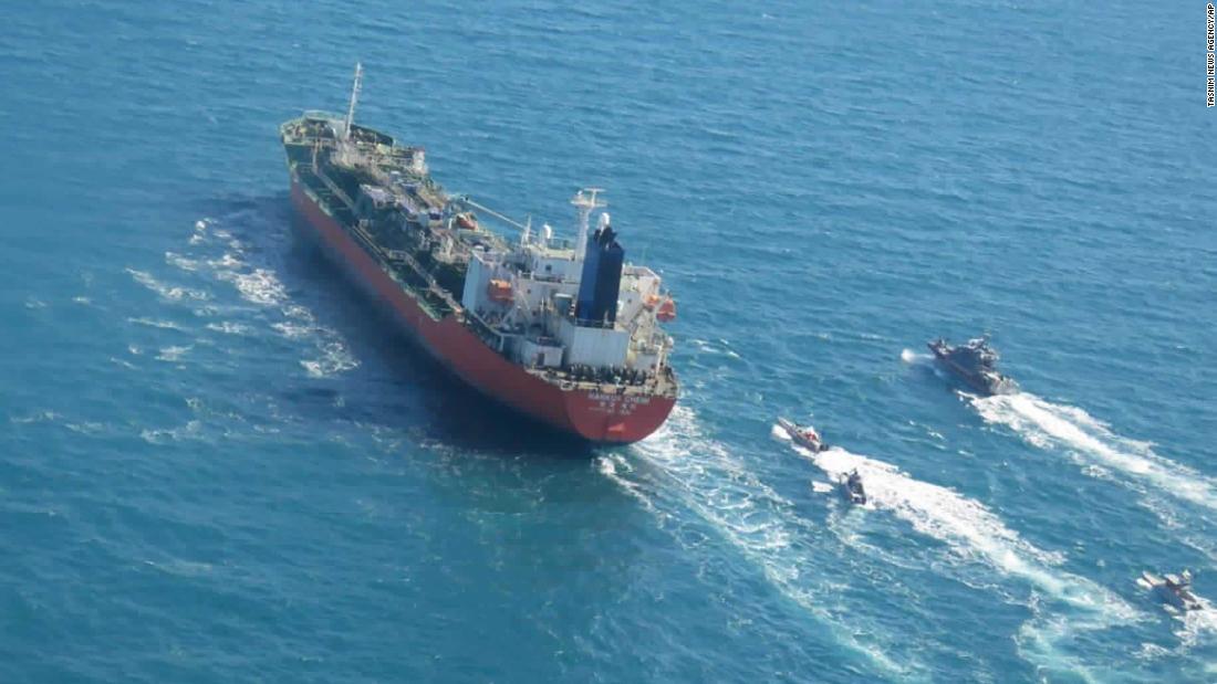 拿捕された韓国船籍のタンカー。イラン革命防衛隊の艦艇が随伴している=4日、ペルシャ湾/Tasnim News Agency/AP