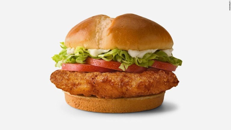 米マクドナルドは３種類のチキンサンドを発売し、「チキン戦争」での勝利を目指す/McDonald's