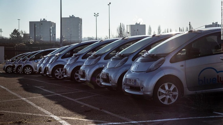 ＰＳＡグループが製造する電気自動車＝２０２０年１月、仏ポワシー/Anita Pouchard Serra/Bloomberg/Getty Images