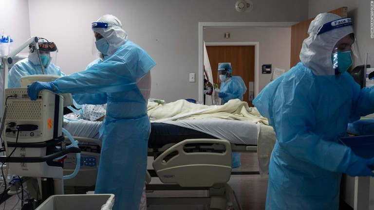 集中治療室（ＩＣＵ）で治療を行う医療従事者ら＝２０２０年１１月、米テキサス州/Go Nakamura/Getty Images
