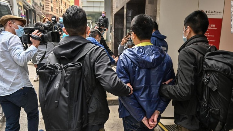 国安法違反の容疑で香港の民主派数十人が一斉に逮捕された/PETER PARKS/AFP/AFP via Getty Images