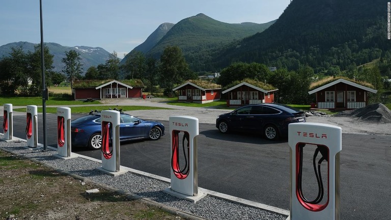 ノルウェーにある米テスラの電気自動車用充電ステーション/Sean Gallup/Getty Images 