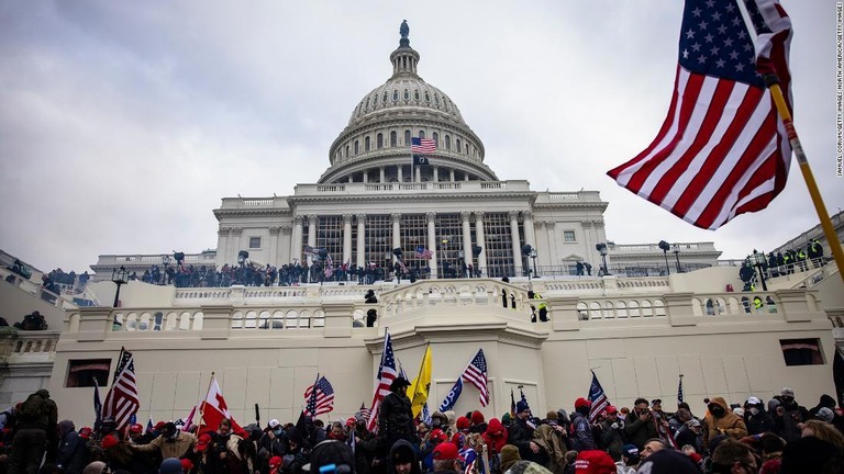 トランプ氏支持者が米連邦議会議事堂を急襲/Samuel Corum/Getty Images 