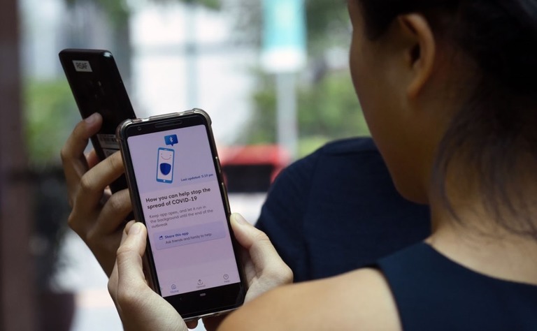シンガポール政府がコロナ接触者追跡アプリで得た情報を警察捜査に活用できると述べた/Catherine Lai/AFP/Getty Images