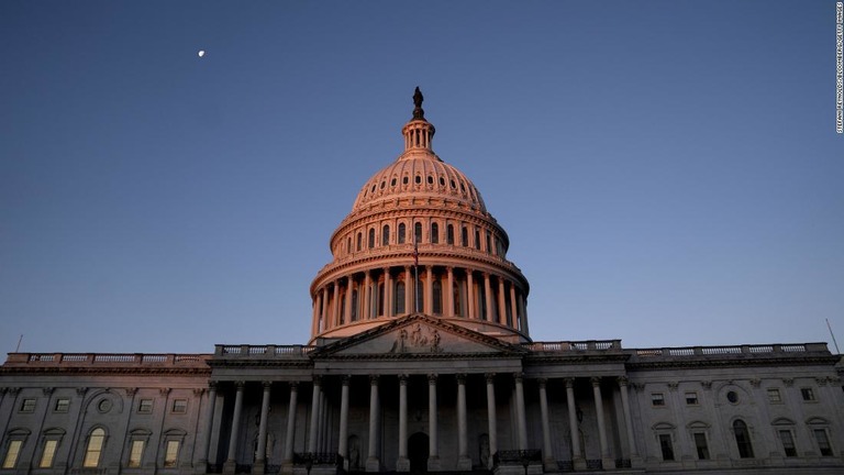 連邦議会議事堂の建物。６日午後にはトランプ氏支持者が暴徒化し、建物の議場などに侵入した/Stefani Reynolds/Bloomberg/Getty Images