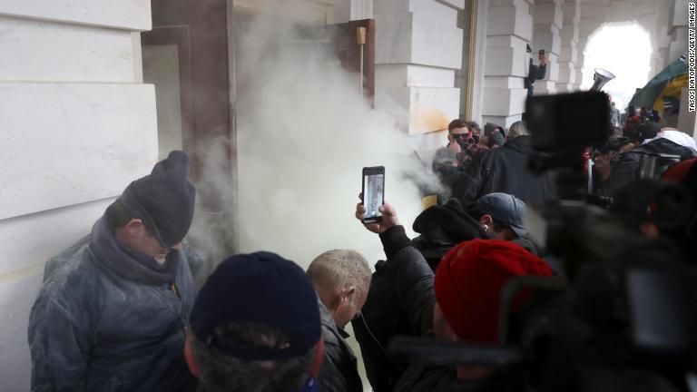 議事堂前に集まる暴徒に催涙弾が使われた/Tasos Katopodis/Getty Images