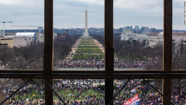 議事堂内部からトランプ氏支持者を見た光景/Cheriss May/Getty Images