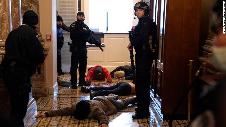 議会警察が下院議場の前で暴徒を拘束/Drew Angerer/Getty Images
