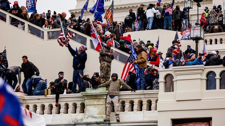 米国議会議事堂を襲撃するトランプ支持者ら＝６日、米ワシントンＤＣ/Samuel Corum/Getty Images 