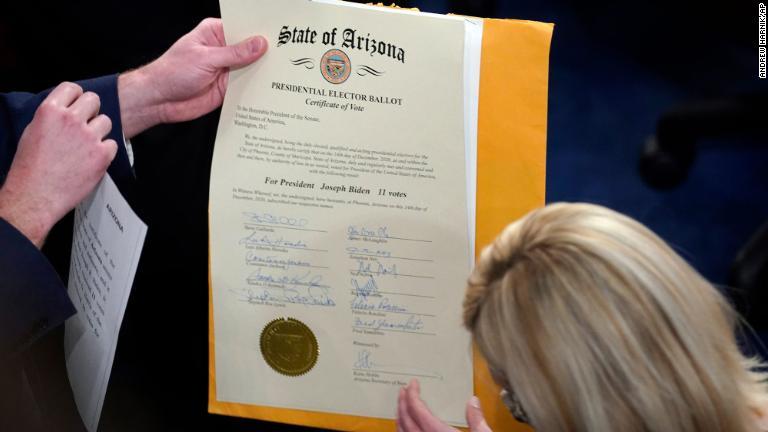 上下両院合同会議でアリゾナ州の選挙人団の投票の認証の封を切る様子/Andrew Harnik/AP