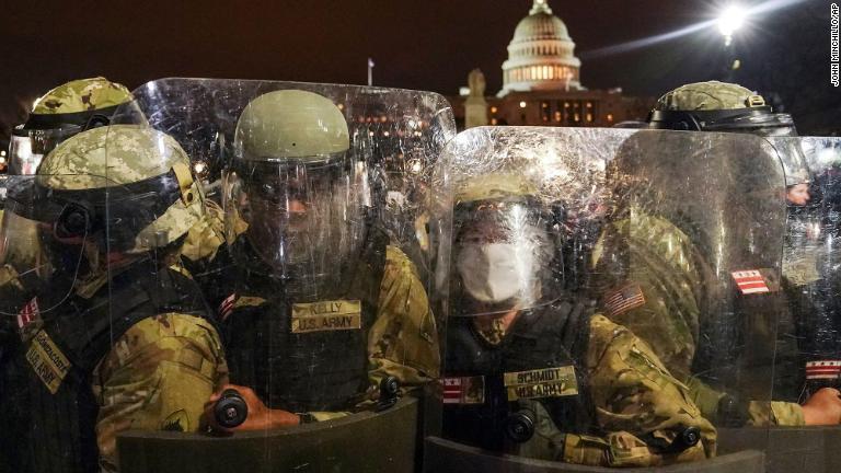 暴動の後に議事堂の外に立つ州兵＝６日深夜/John Minchillo/AP
