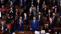 アリゾナ州からの選挙人団の投票について認証に異議を唱えたポール・ゴサール下院議員（右下）に拍手を送る共和党議員