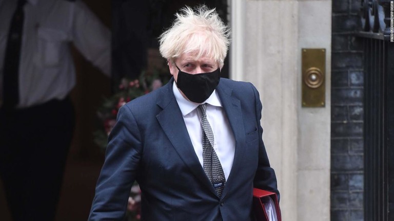 黒いマスクを着用するジョンソン英首相/Peter Summers/Getty Images