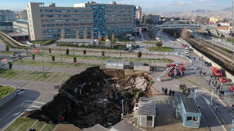 イタリアのナポリにある病院の駐車場に巨大な陥没穴が出現した/Salvatore Laporta/IPA/Shutterstock