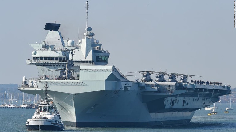 昨年９月、英ポーツマスの基地を出港する英海軍の新型空母「クイーン・エリザベス」/Finnbarr Webster/Getty Images