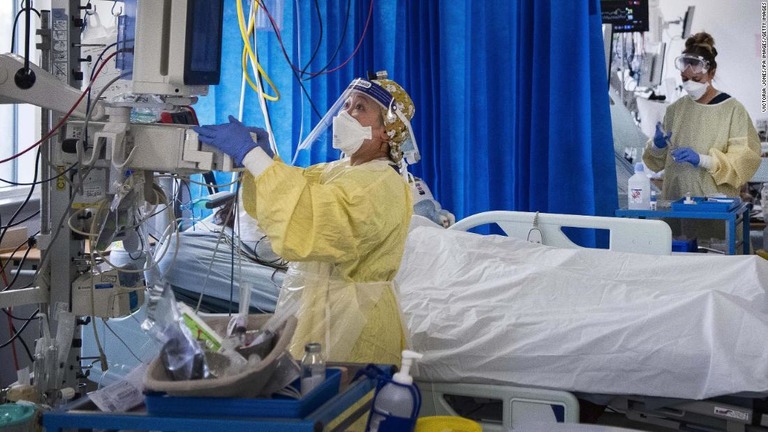 英ロンドン南西部トゥーティングの病院で患者の治療に当たる看護師ら/Victoria Jones/PA Images/Getty Images