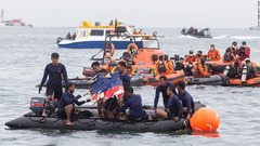 インドネシア旅客機墜落、捜索海域で遺体を収容