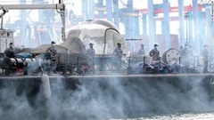 インドネシア海軍の船が救助活動のためタンジュンプリオク港を出る＝１０日
