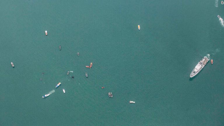 ジャカルタから近い海域に墜落した旅客機の残骸を探す救助隊員を空から撮影＝１０日/AP