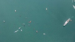 ジャカルタから近い海域に墜落した旅客機の残骸を探す救助隊員を空から撮影＝１０日