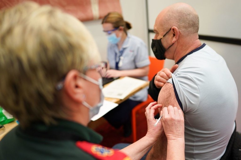 イングランド北東部ニューカッスル・アポン・タインの医療施設でファイザー製の新型コロナウイルス感染症ワクチンの接種を受ける労働者/IAN FORSYTH/POOL/AFP via Getty Images