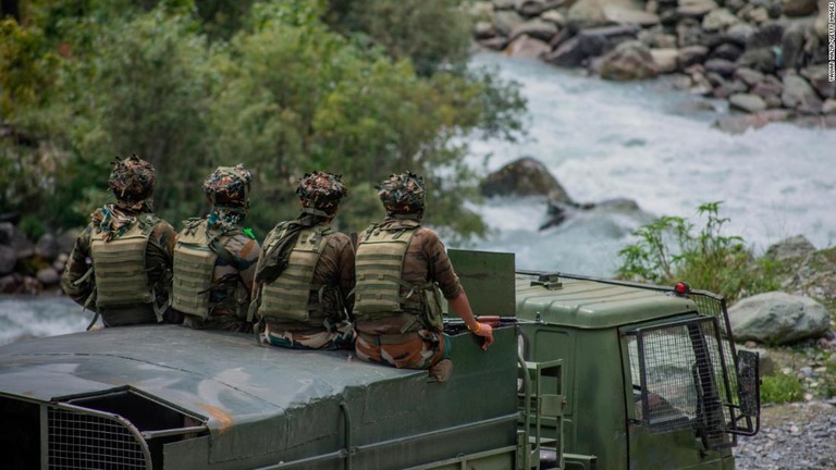 中印国境付近に向けて増援や物資補給に向かうインド軍の車両＝２０２０年９月２日/Yawar Nazir/Getty Images