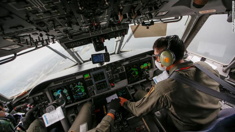 インドネシア空軍のパイロットが空から捜索活動＝１０日/Willy Kurniawan/Reuters