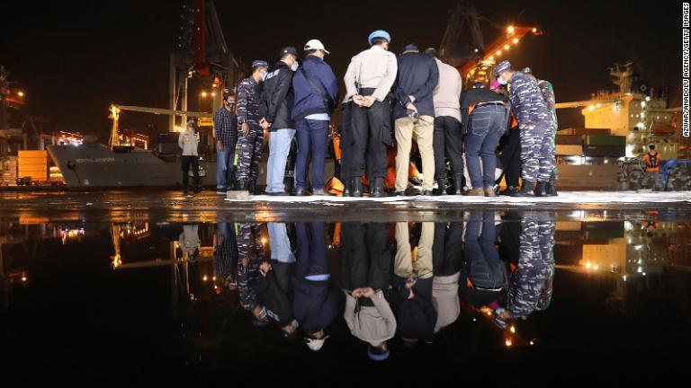 国家捜索救助庁の職員がタンジュンプリオク港で旅客機の破片を調べる＝１０日/Azwar/Anadolu Agency/Getty Images