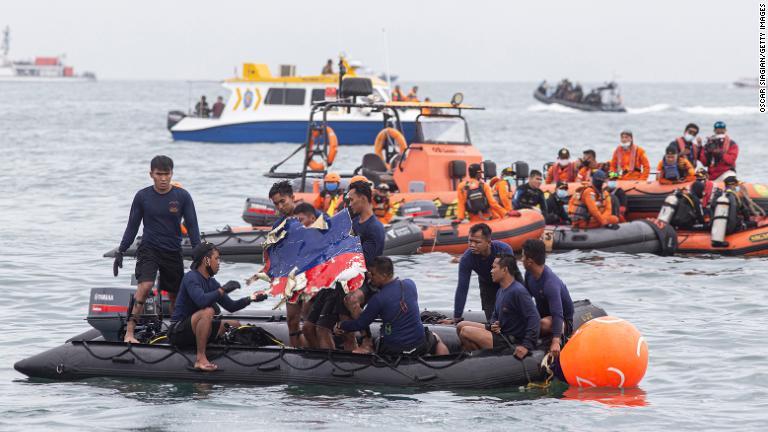 ジャカルタ近海で旅客機の部品を発見する救助チーム＝１０日/Oscar Siagian/Getty Images