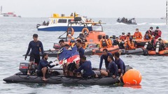 ジャカルタ近海で旅客機の部品を発見する救助チーム＝１０日