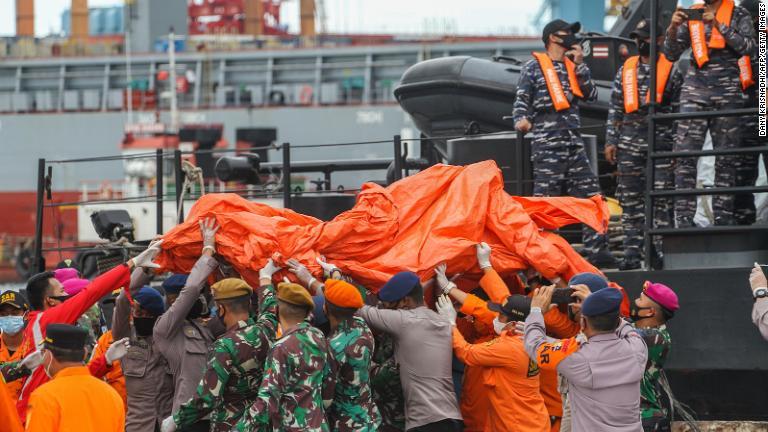ジャカルタの港で破片を運ぶ救助隊員＝１０日/Dany Krisnadhi/AFP/Getty Images