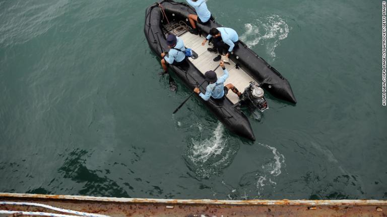 インドネシア海軍のダイバーが捜索活動を実施＝１０日/Aslam Iqbal/SOPA Images/LightRocket/Getty Images