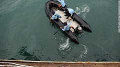インドネシア海軍のダイバーが捜索活動を実施＝１０日